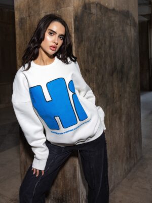 White Sweatshirt with "Hi" Print – A Touch of Trendiness & Fun