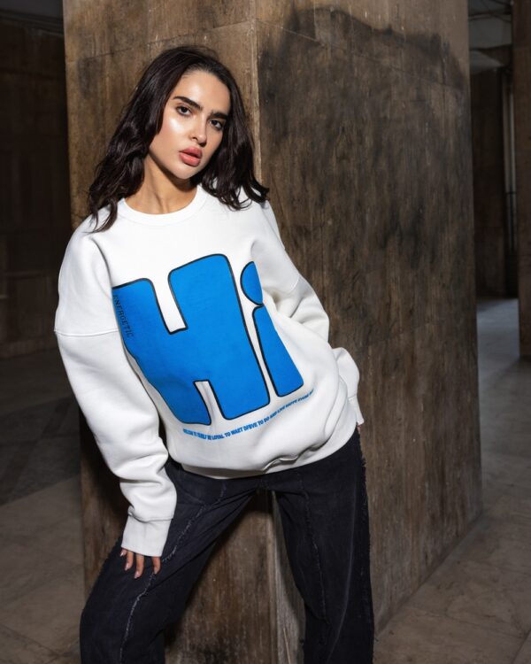 White Sweatshirt with "Hi" Print – A Touch of Trendiness & Fun