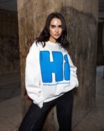 White Sweatshirt with "Hi" Print – A Touch of Trendiness & Fun